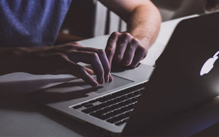 春秋电子(603890.SH)：公司控股股东薛革文累计质押6040万股，占公司总股本13.76%